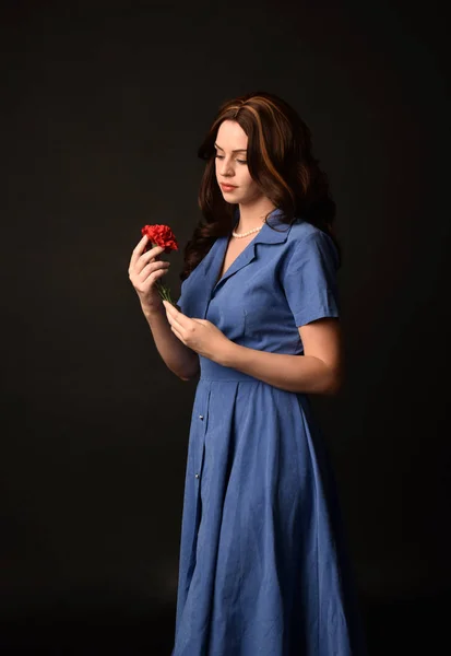 Fekvő Barna Hölgy Visel Kék Ruha Gazdaság Egy Virág Stúdió — Stock Fotó