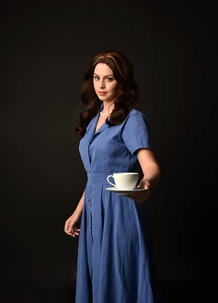 Portret Brunetka Dama Sobie Niebieską Sukienkę Trzymając Kubek Herbaty Tle — Zdjęcie stockowe