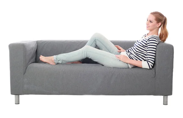 Ganzkörperporträt Eines Mädchens Das Auf Einer Grauen Couch Sitzt Isoliert — Stockfoto
