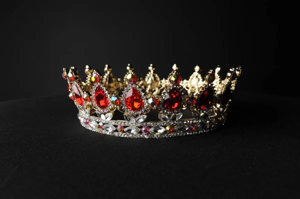 黒のスタジオの背景に赤と金の王冠のクローズ アップ — ストック写真