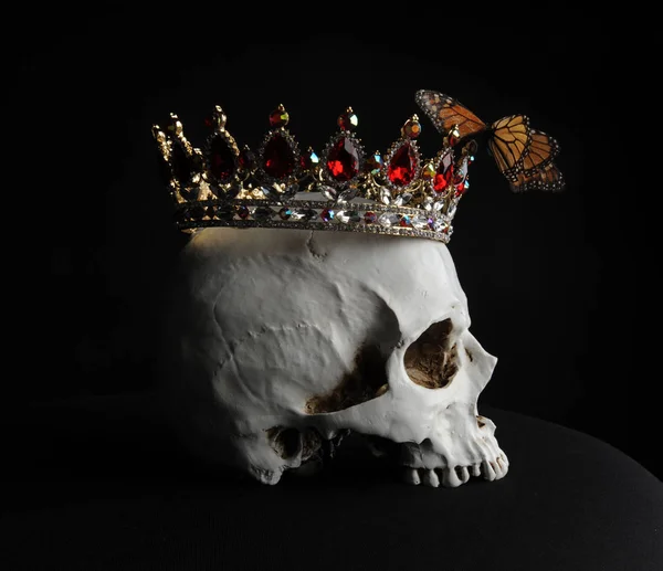 Primer Plano Cráneo Humano Con Una Corona Roja Dorada Con — Foto de Stock