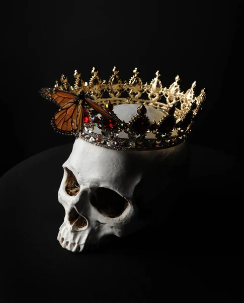 Primer Plano Cráneo Humano Con Una Corona Roja Dorada Con — Foto de Stock