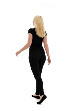 Tam boy siyah giysili kız portresi. beyaz stüdyo arka plan üzerinde ayakta poz