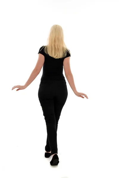 穿黑色衣服的女孩的全长肖像 站立的姿势在白色演播室背景 — 图库照片