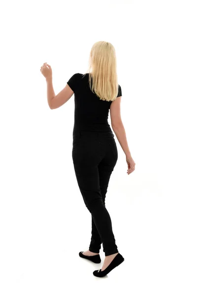 黒い服を着ている少女の完全な長さの肖像画 ホワイト スタジオの背景に立ちポーズ — ストック写真
