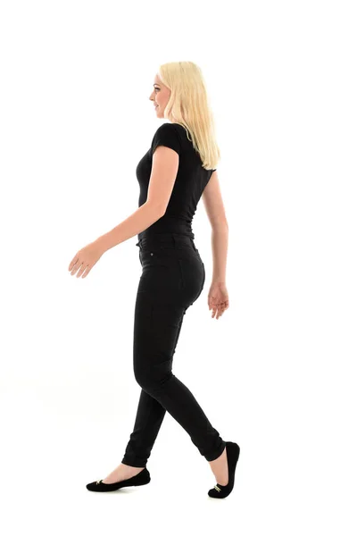 黒い服を着ている少女の完全な長さの肖像画 ホワイト スタジオの背景に立ちポーズ — ストック写真