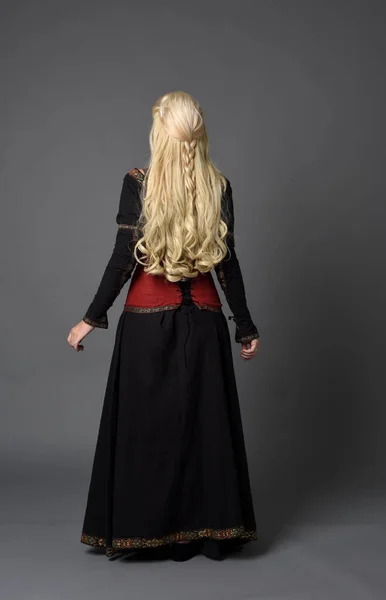 Retrato Longitud Completa Chica Rubia Con Traje Medieval Rojo Negro — Foto de Stock