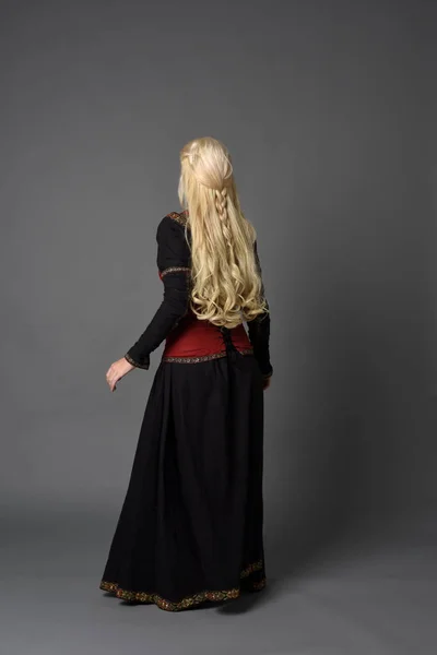 Retrato Comprimento Total Menina Loira Vestindo Traje Medieval Vermelho Preto — Fotografia de Stock