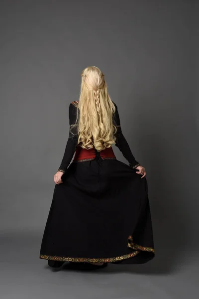 Retrato Longitud Completa Chica Rubia Con Traje Medieval Rojo Negro — Foto de Stock