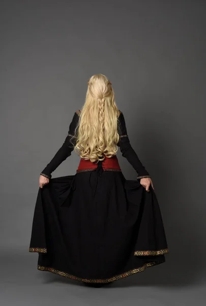 Retrato Longitud Completa Chica Rubia Con Traje Medieval Rojo Negro — Foto de Stock