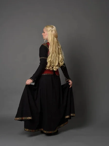 Retrato Comprimento Total Menina Loira Vestindo Traje Medieval Vermelho Preto — Fotografia de Stock