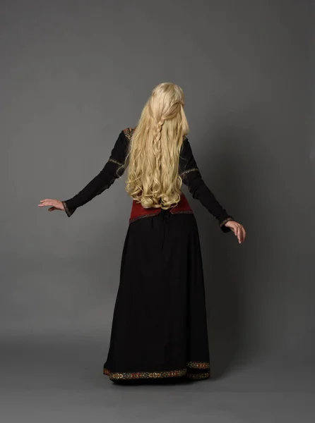 Retrato Comprimento Total Menina Loira Vestindo Traje Medieval Vermelho Preto — Fotografia de Stock