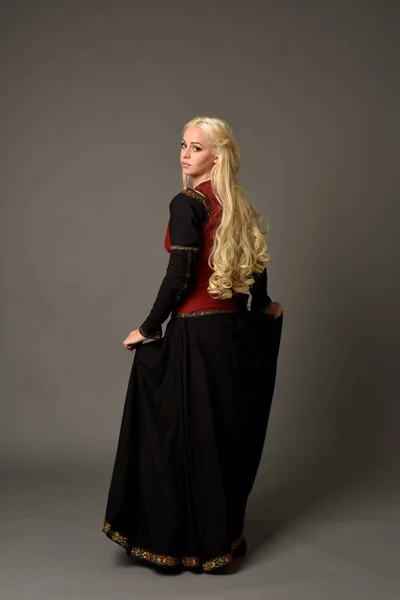 Portrait Complet Fille Blonde Portant Costume Médiéval Rouge Noir Pose — Photo