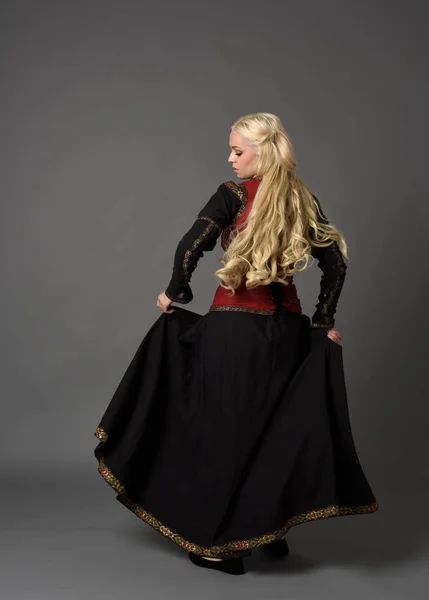 Retrato Longitud Completa Chica Rubia Con Vestido Medieval Rojo Negro — Foto de Stock
