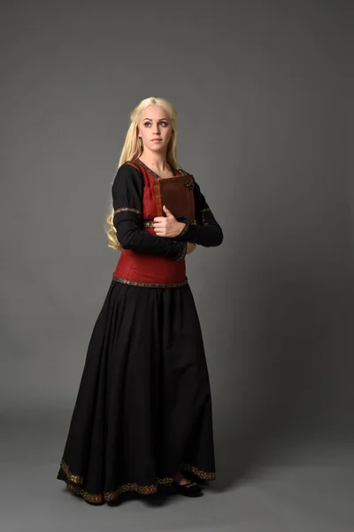 Retrato Longitud Completa Bella Dama Rubia Con Vestido Medieval Fantasía — Foto de Stock