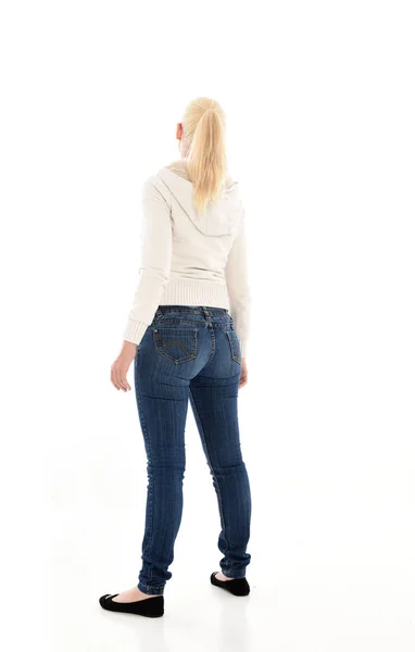 Tam Uzunlukta Portre Sarışın Kız Beyaz Jumper Kot Pantolon Giyiyor — Stok fotoğraf