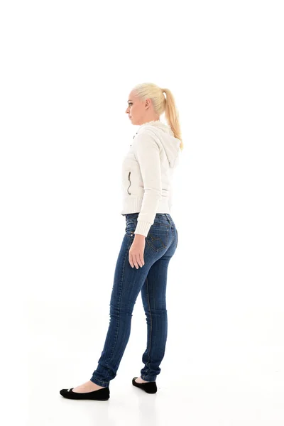 Retrato Longitud Completa Chica Rubia Con Jersey Blanco Jeans Pose — Foto de Stock