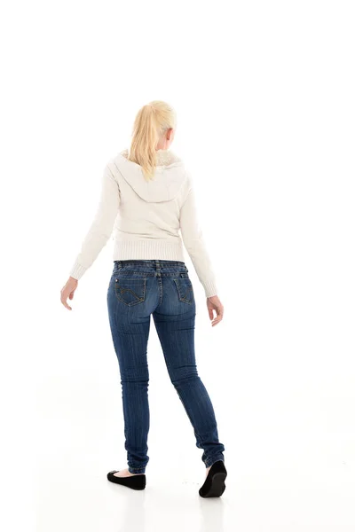 Ganzkörperporträt Eines Blonden Mädchens Weißem Pullover Und Jeans Stehende Pose — Stockfoto