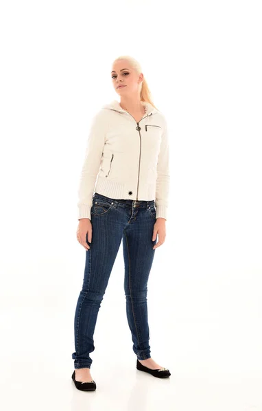 Retrato Longitud Completa Chica Rubia Con Jersey Blanco Jeans Pose — Foto de Stock