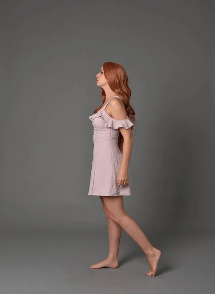 穿粉红色夏装的女孩的全长肖像 在灰色演播室背景站立的姿势 — 图库照片