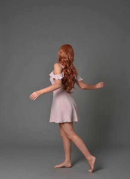 Ganzkörperporträt Eines Mädchens Rosa Sommerkleid Stehende Pose Auf Grauem Studiohintergrund — Stockfoto