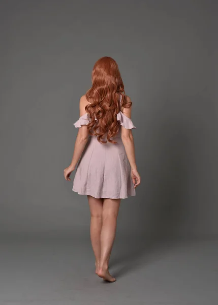 Ganzkörperporträt Eines Mädchens Rosa Sommerkleid Stehende Pose Auf Grauem Studiohintergrund — Stockfoto