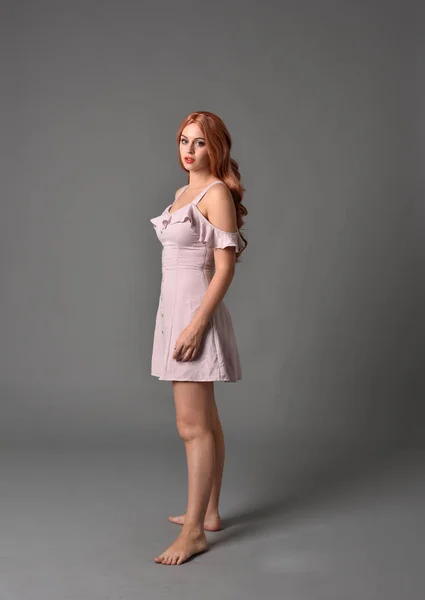 Retrato Longitud Completa Niña Con Vestido Verano Color Rosa Pose —  Fotos de Stock