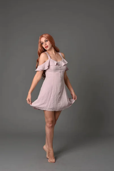 Retrato Comprimento Total Menina Vestindo Vestido Verão Rosa Pose Fundo — Fotografia de Stock