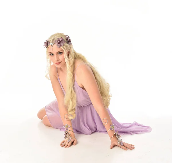 Retrato Longitud Completa Chica Rubia Vestido Púrpura Pose Sentada Sobre — Foto de Stock