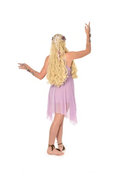Retrato Longitud Completa Chica Rubia Con Vestido Púrpura Pie Pose — Foto de Stock