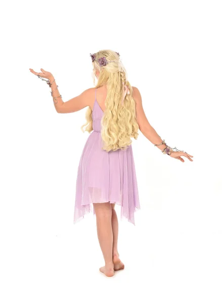 Полноразмерный Портрет Блондинки Фиолетовом Платье Стоящей Позе Спиной Камере Изолированные — стоковое фото