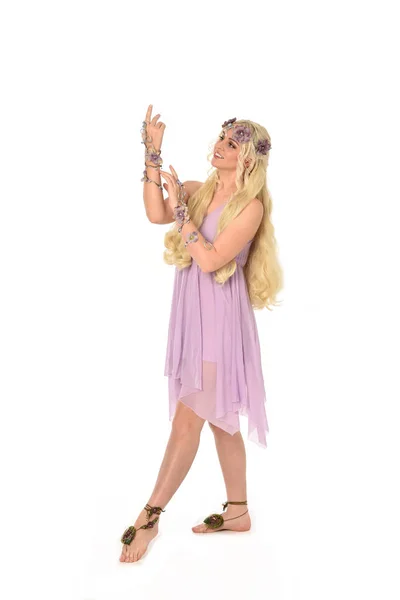 Retrato Longitud Completa Chica Rubia Con Traje Hada Púrpura Pose — Foto de Stock