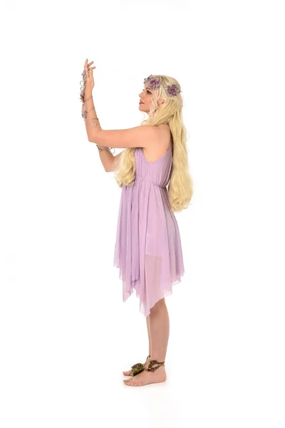 紫の妖精の衣装を着ている金髪の女の子の完全な長さの肖像画 立ちポーズ 白いスタジオ背景に分離 — ストック写真