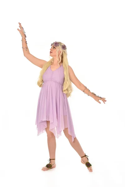 Retrato Longitud Completa Chica Rubia Con Traje Hada Púrpura Pose — Foto de Stock