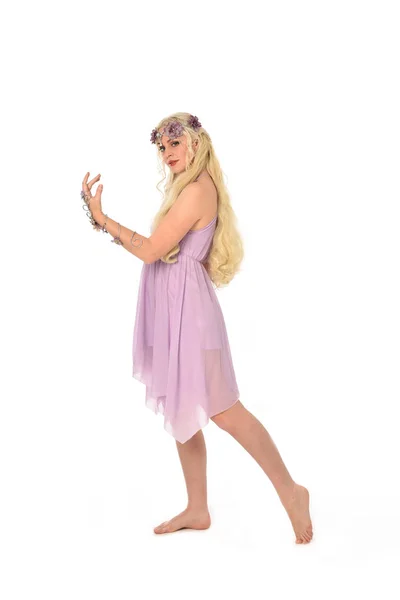 Ganzkörperporträt Eines Blonden Mädchens Lila Feenkostüm Stehende Pose Isoliert Auf — Stockfoto