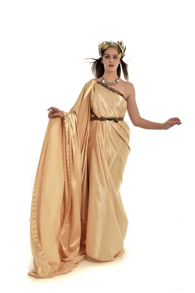 Retrato Comprimento Total Mulher Morena Vestindo Vestido Grecian Ouro Pose — Fotografia de Stock