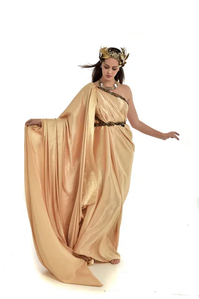 Retrato Longitud Completa Mujer Morena Con Vestido Oro Griego Pie —  Fotos de Stock