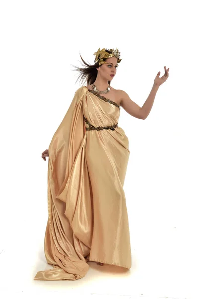 Ολόσωμο Πορτρέτο Μελαχρινή Γυναίκα Φοράει Χρυσά Grecian Εσθήτα Όρθια Στάση — Φωτογραφία Αρχείου
