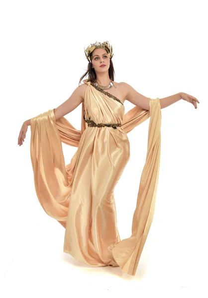 Ganzkörperporträt Einer Brünetten Frau Goldenen Griechischen Gewand Die Stehend Posiert — Stockfoto