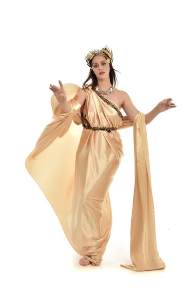 Retrato Longitud Completa Mujer Morena Con Vestido Oro Griego Pie — Foto de Stock