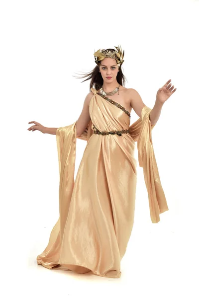 Ολόσωμο Πορτρέτο Μελαχρινή Γυναίκα Φοράει Χρυσά Grecian Εσθήτα Όρθια Στάση — Φωτογραφία Αρχείου