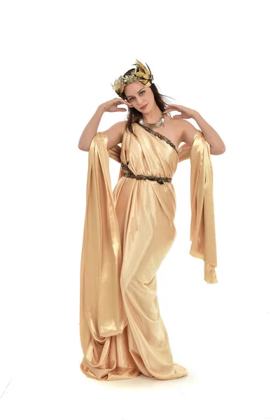 Retrato Comprimento Total Mulher Morena Vestindo Vestido Grecian Ouro Pose — Fotografia de Stock