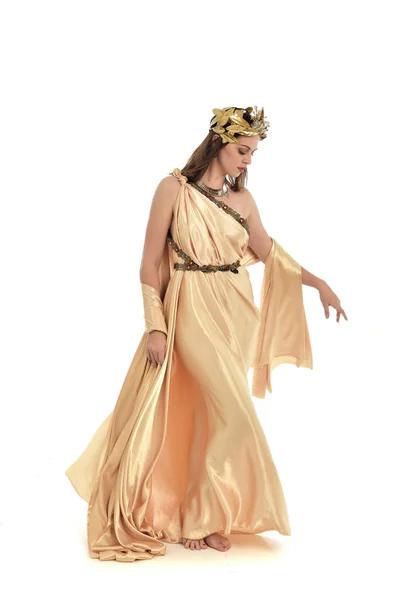 Retrato Comprimento Total Mulher Morena Vestindo Vestido Grecian Ouro Pose — Fotografia de Stock