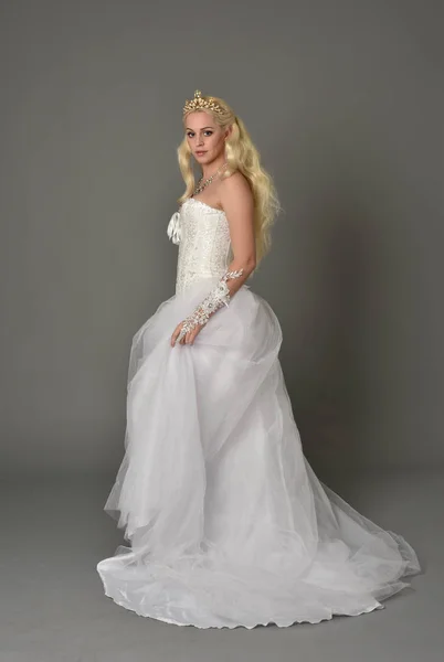 Retrato Comprimento Total Menina Loira Vestindo Vestido Fantasia Branca Pose — Fotografia de Stock
