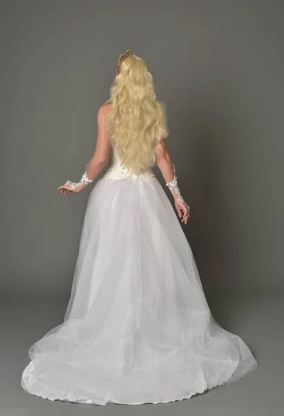 Ganzkörperporträt Eines Blonden Mädchens Weißen Kleid Das Mit Dem Rücken — Stockfoto