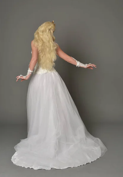Ganzkörperporträt Eines Blonden Mädchens Weißen Kleid Das Mit Dem Rücken — Stockfoto
