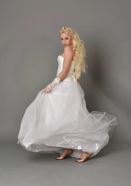 Retrato Comprimento Total Menina Loira Vestindo Vestido Branco Posar Com — Fotografia de Stock