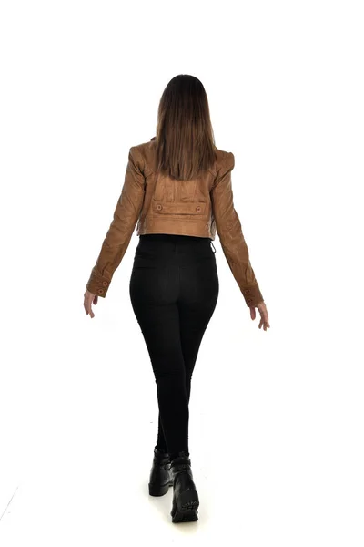 革のジャケットと黒い私服を着てのブルネットの少女の完全な長さの肖像画 立ちポーズ 白いスタジオ背景に分離 — ストック写真