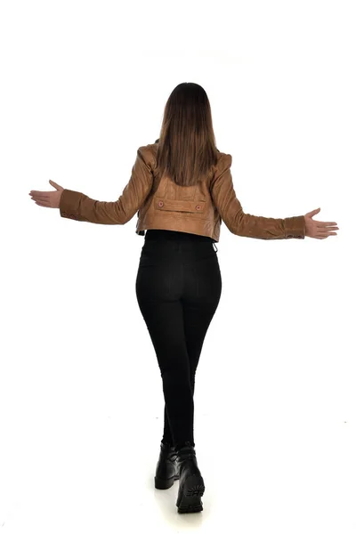 革のジャケットと黒い私服を着てのブルネットの少女の完全な長さの肖像画 立ちポーズ 白いスタジオ背景に分離 — ストック写真