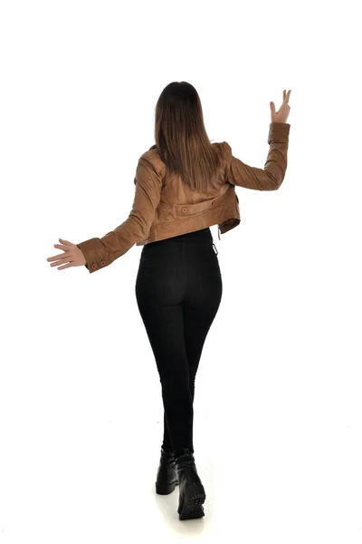 Retrato Cuerpo Entero Chica Morena Con Chaqueta Cuero Ropa Negra — Foto de Stock